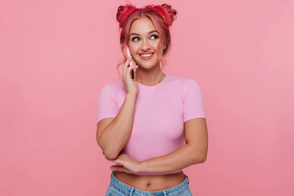 Retrato de jovem mulher positiva com cabelos coloridos falando sobre ce — Fotografia de Stock