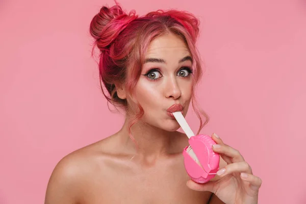 Portrét svůdné mladé ženy bez košile držící sladkou žvýkačku — Stock fotografie