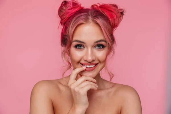 Portré félmeztelen fiatal nő színes frizurájú mosollyal — Stock Fotó