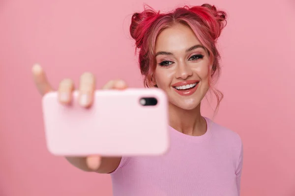 Retrato de uma jovem mulher positiva tirando foto de selfie no celular — Fotografia de Stock