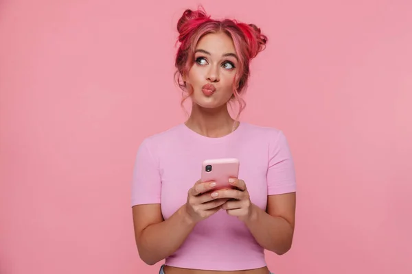 Portrait of thoughtful young woman with colored hair holding cel — Stock Photo, Image