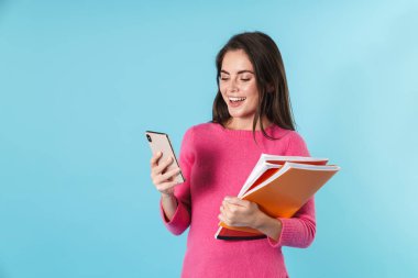 Heyecanlı genç esmer kadın tek başına ayakta duruyor.