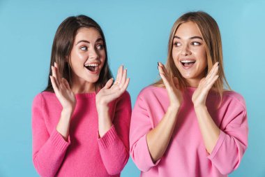 Ayakta duran iki neşeli genç kız