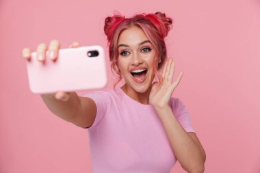 Cep telefonuyla selfie çeken muhteşem genç bir kadının portresi.