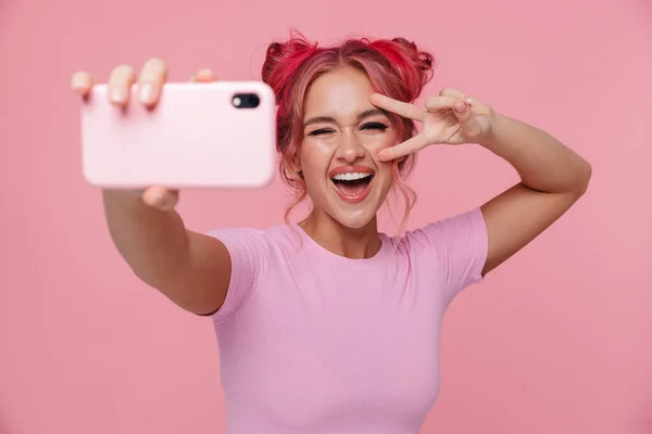 Retrato de jovem mostrando sinal de paz e tomando selfie pho — Fotografia de Stock