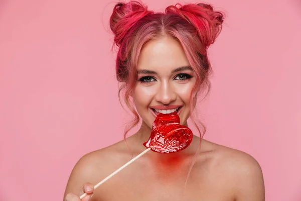 美丽的赤身裸体女子吃甜棒棒糖的画像 — 图库照片