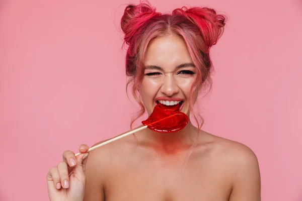 Ritratto di giovane donna eccitata senza maglietta che mangia dolci lecca-lecca — Foto Stock
