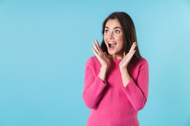 Heyecanlı bir kadının şaşırdığını ve yukarı baktığını gösteren bir fotoğraf.