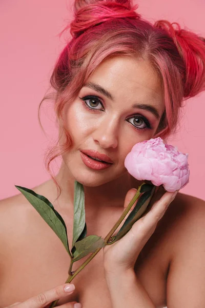 Retrato de mujer joven sin camisa atractiva sosteniendo peonía flowe — Foto de Stock