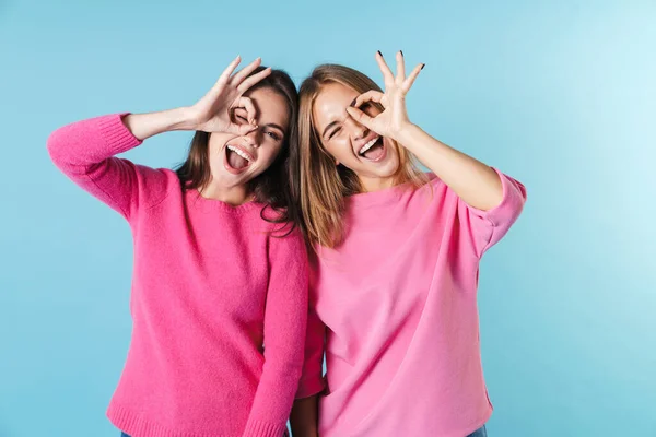 Foto di eccitate belle donne sorridenti e gesticolanti segno ok — Foto Stock