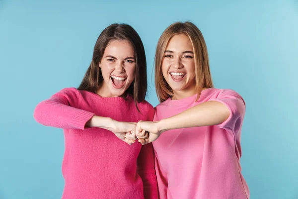 Foto van opgewonden mooie vrouwen lachen en houden hun vuisten bij elkaar — Stockfoto