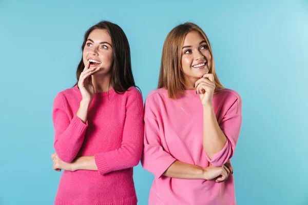 Foto van mooie blanke vrouwen die opzij kijken en glimlachen — Stockfoto