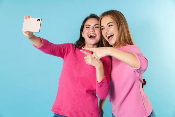 Foto di giovani donne eccitate che scattano selfie e puntano il dito — Foto Stock