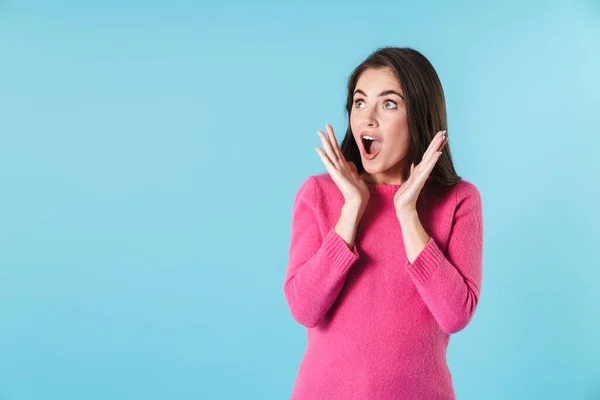 Foto van opgewonden vrouw uiten verrassing en kijken naar boven — Stockfoto