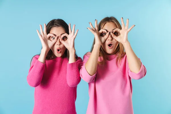 Foto de mujeres caucásicas sorprendidas haciendo gestos signo ok — Foto de Stock