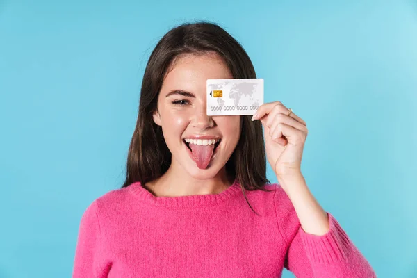 Фото взволнованной красивой женщины, забавляющейся с кредитной картой — стоковое фото