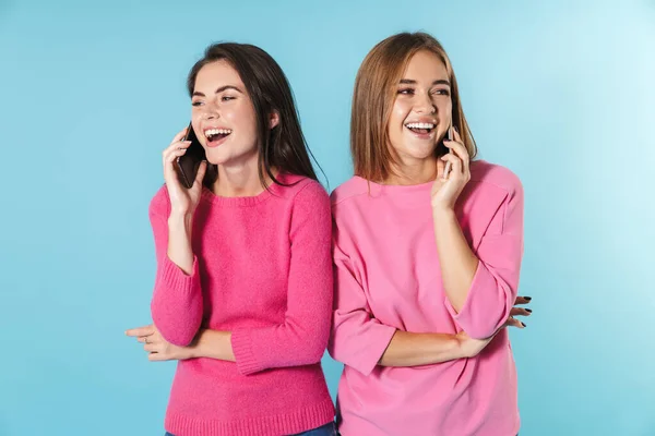 Foto de jovens felizes conversando em celulares e sorrindo — Fotografia de Stock