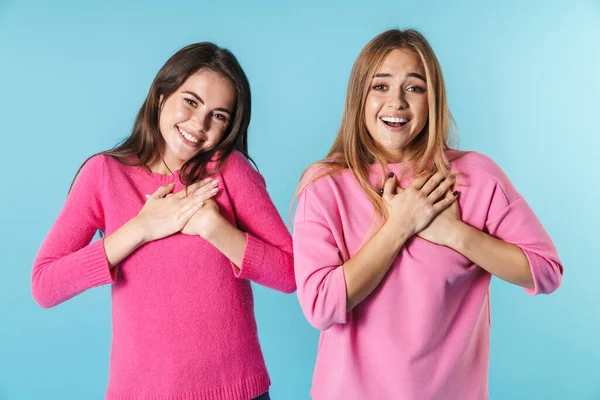 Foto di belle donne che sorridono e si tengono le mani sul petto — Foto Stock