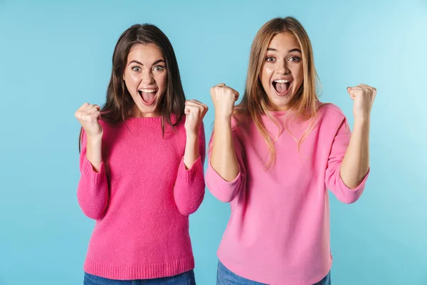 Foto van opgetogen vrouwen schreeuwen met winnaars gebaar — Stockfoto