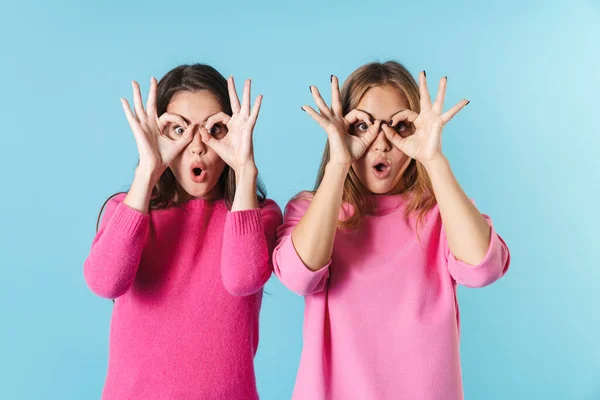 Foto di donne caucasiche sorpreso gesticolando segno ok — Foto Stock