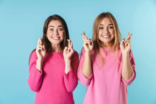 Foto de mujeres hermosas mirando a la cámara con los dedos cruzados —  Fotos de Stock