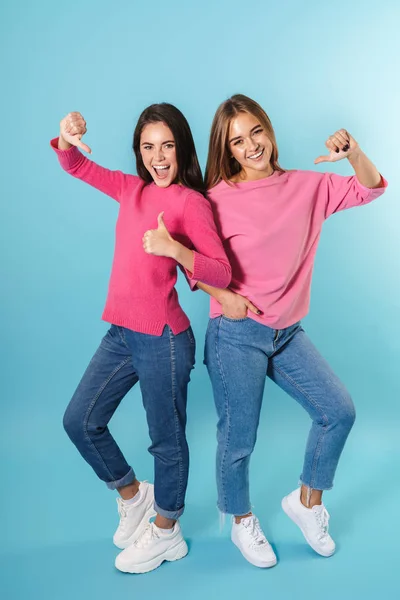 Pleine longueur de deux jeunes filles heureuses debout isolé — Photo