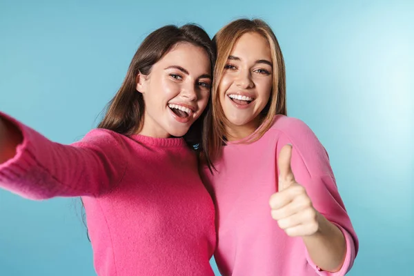 Foto de mujeres jóvenes divertidas tomando selfie y haciendo gestos con el pulgar hacia arriba —  Fotos de Stock