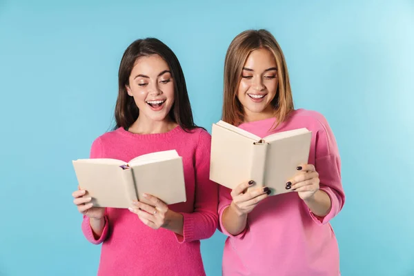 快乐的年轻女性笑着看书的照片 — 图库照片