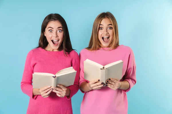 Deux jeunes copines gaies debout — Photo