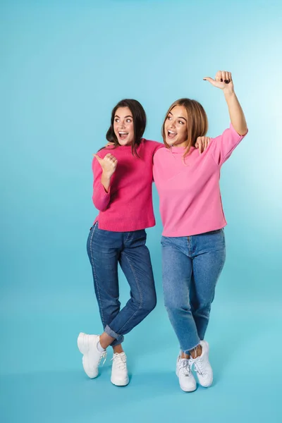 Pleine longueur de deux jeunes filles heureuses debout isolé — Photo