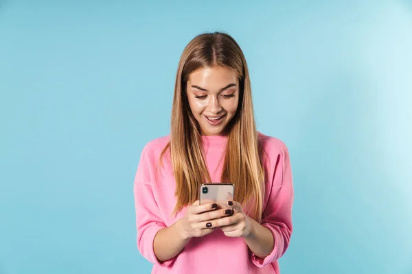 Photo of delighted blonde woman smiling and using cellphone — Stock Photo, Image