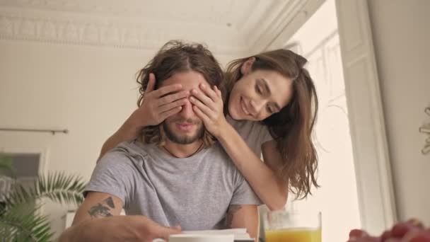 Mulher Bonita Feliz Cobrindo Olhos Seu Namorado Enquanto Homem Lendo — Vídeo de Stock