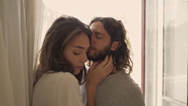 Schönes Paar Das Sich Umarmt Und Küsst Während Hause Fenster — Stockvideo