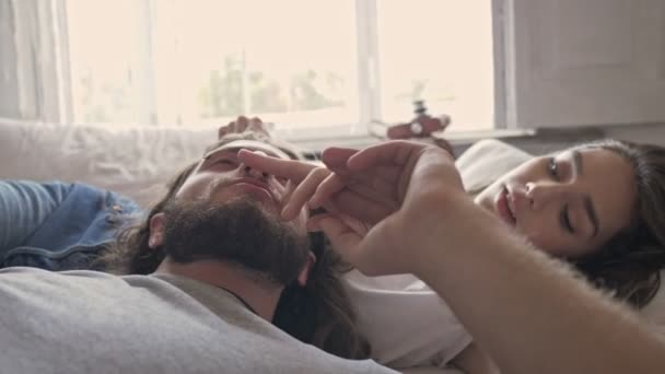 Close Widok Szczęśliwej Uroczej Pary Odpoczynku Podczas Leżenia Razem Łóżku — Wideo stockowe