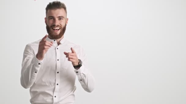 Pozitivní Mladý Vousatý Muž Bílé Košili Ukazuje Kameru Oběma Rukama — Stock video