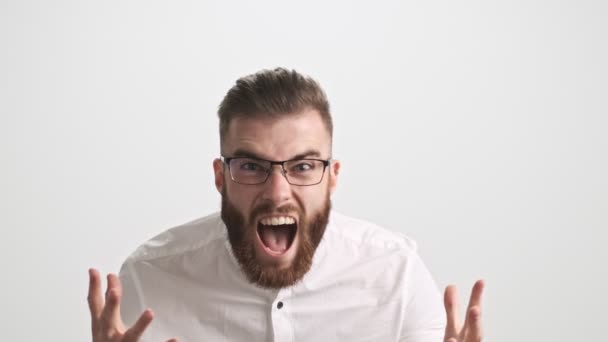 Atraktivní Mladý Vousatý Muž Bílé Košili Brýle Gestikuluje Zatímco Křičí — Stock video
