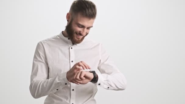 Jovem Homem Barbudo Sorridente Está Usando Seu Relógio Inteligente Isolado — Vídeo de Stock