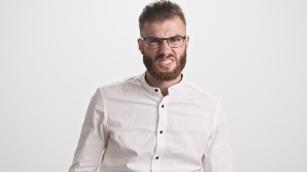 Ung Skäggig Man Vit Skjorta Och Glasögon Gestikulerar Negativt Medan — Stockvideo