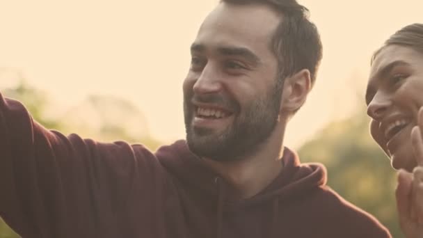 Close Vista Alegre Jovem Casal Bonito Fazendo Selfie Smartphone Parque — Vídeo de Stock