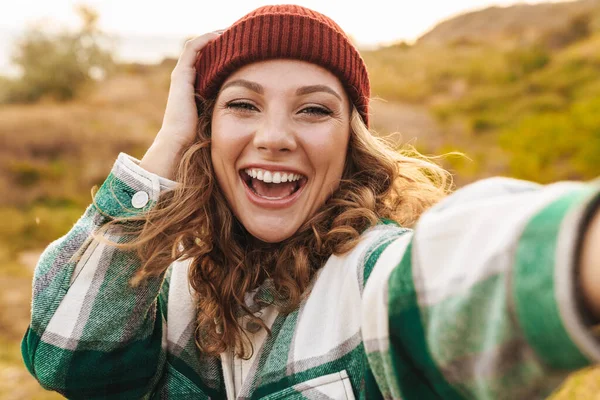 Afbeelding van vrolijke jonge vrouw nemen selfie foto tijdens het lopen ou — Stockfoto
