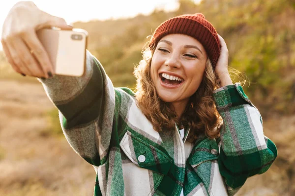 Immagine di donna che scatta foto di selfie sul cellulare mentre cammina ou — Foto Stock