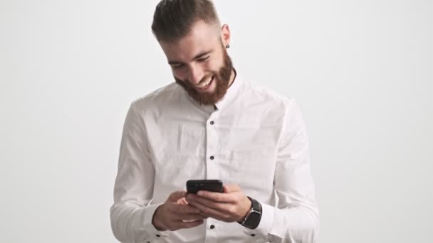 Feliz Riso Positivo Jovem Barbudo Vestindo Camisa Branca Está Usando — Vídeo de Stock