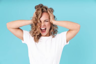 Rahat giyinen çekici genç kız ayakta duruyor.