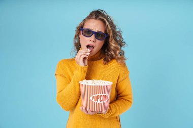 Şok olmuş genç kız ayakta kazak giyiyor.