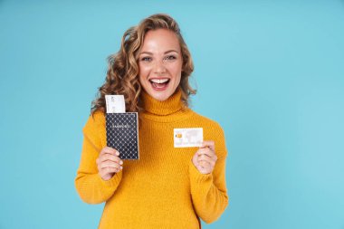 Ayakta duran neşeli, genç bir kız.