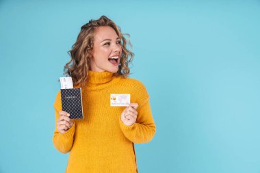 Ayakta duran neşeli, genç bir kız.