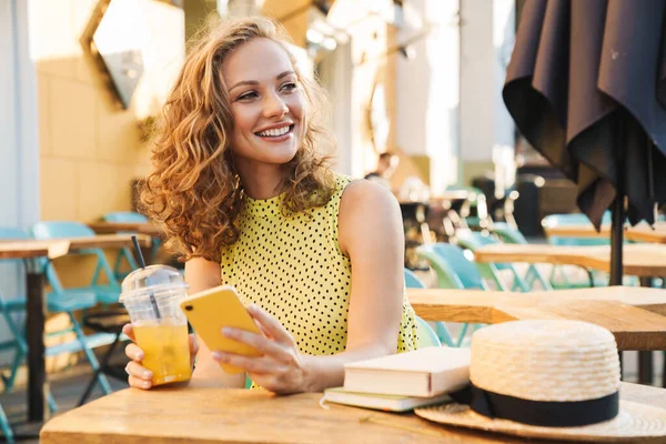 Kép a nő kezében mobiltelefon utcai nyári kávézó kakas — Stock Fotó