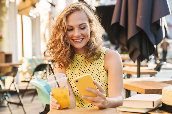 Image de la femme tenant un téléphone portable dans la rue café d'été avec bite — Photo