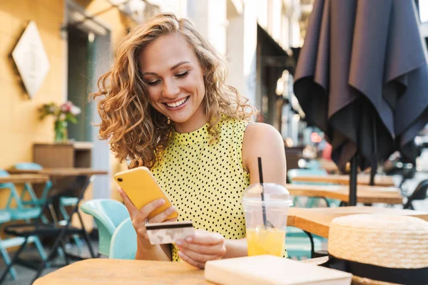 Nő a szabadban kávézóban mobiltelefonnal. — Stock Fotó