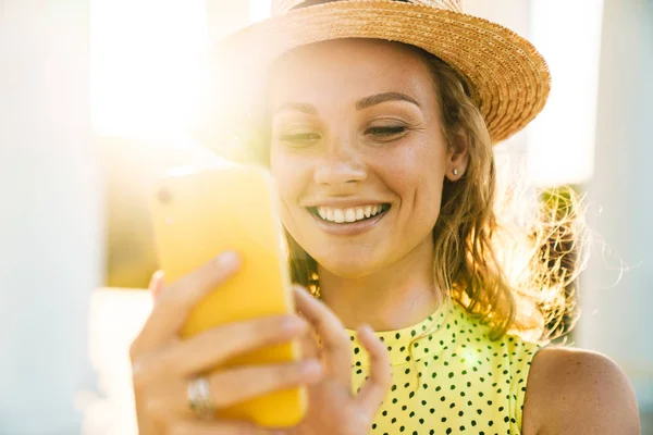 Femme marchant à l'extérieur par la rue en utilisant un téléphone mobile . — Photo